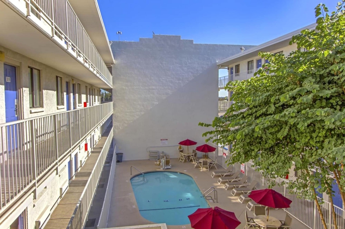 Imagen de la piscina del Motel 6 Phoenix - Northern Avenue. Foto 12