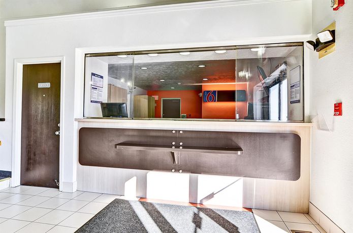 Imagen de los interiores del Motel 6 Pittsburgh Airport. Foto 9
