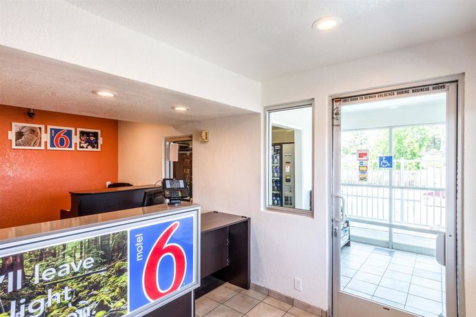 Imagen de los interiores del Motel 6 Redding Central. Foto 16