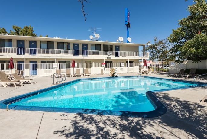 Imagen de la piscina del Motel 6 Reno, Nv - Virginia Plumb. Foto 18