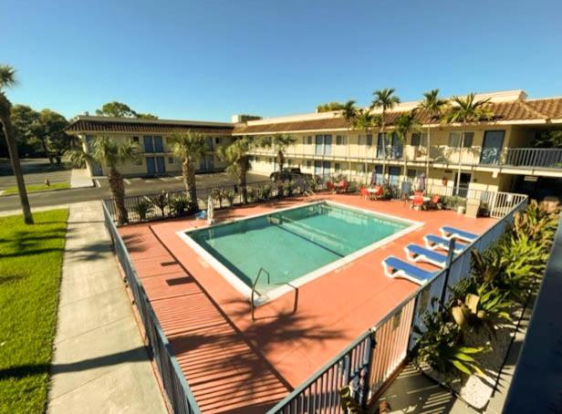 Imagen de la piscina del Motel 6 Riviera Beach, Fl. Foto 12
