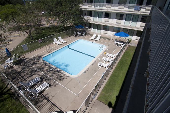 Imagen de la piscina del Motel 6 Roseville, MN - Minneapolis North. Foto 18
