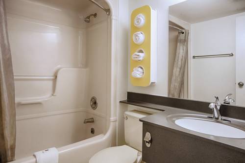 Imagen de la habitación del Motel 6 Syracuse. Foto 3