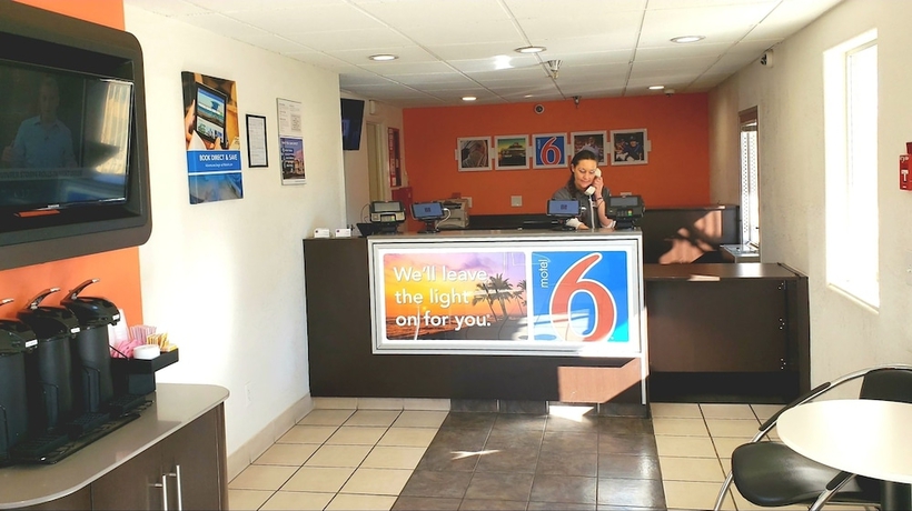 Imagen de los interiores del Motel 6 Twentynine Palms, Ca. Foto 14