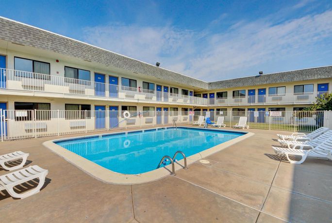 Imagen de la piscina del Motel 6 Wichita, KS, Wichita. Foto 14