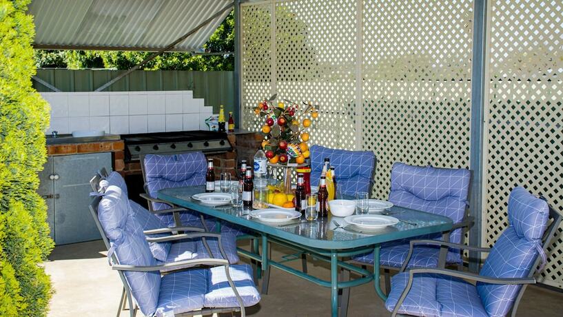 Imagen de los exteriores del Motel Aalbany. Foto 22