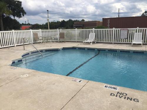 Imagen de la piscina del Motel Americas Best Value Inn & Suites Brunswick. Foto 20
