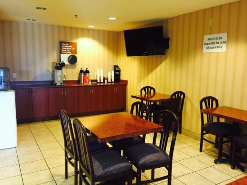 Imagen del bar/restaurante del Motel Americas Best Value Inn & Suites Brunswick. Foto 12