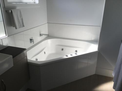 Imagen de la habitación del Motel Athena Apartments. Foto 7