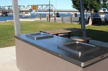 Imagen de los exteriores del Motel Bay Executive. Foto 12