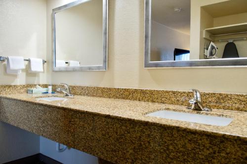 Imagen de la habitación del Motel Best Western Thunderbird. Foto 7