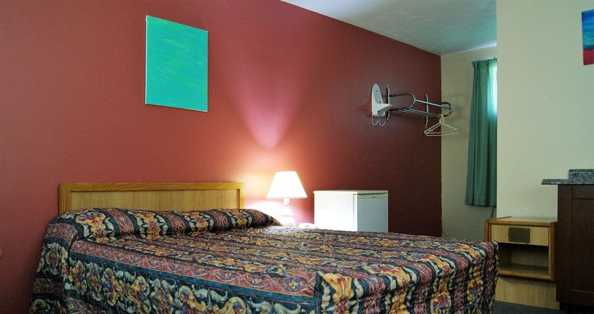 Imagen de los exteriores del Motel Blue Jay. Foto 13