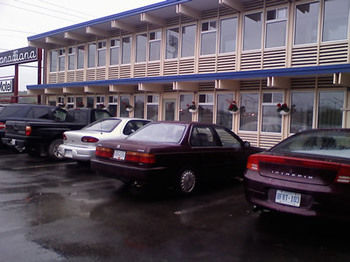 Imagen de los exteriores del Motel Canadiana. Foto 14