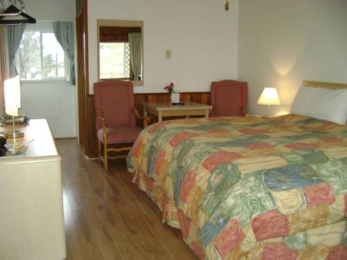Imagen de la habitación del Motel Cedar, Radium Hot Springs. Foto 6