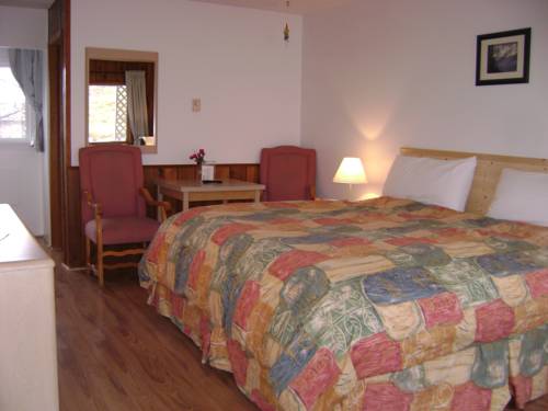 Imagen de la habitación del Motel Cedar, Radium Hot Springs. Foto 7