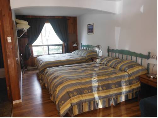 Imagen de la habitación del Motel Cedar, Radium Hot Springs. Foto 9