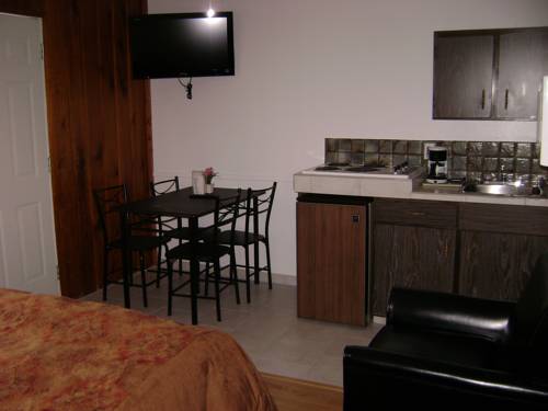 Imagen de la habitación del Motel Cedar, Radium Hot Springs. Foto 13