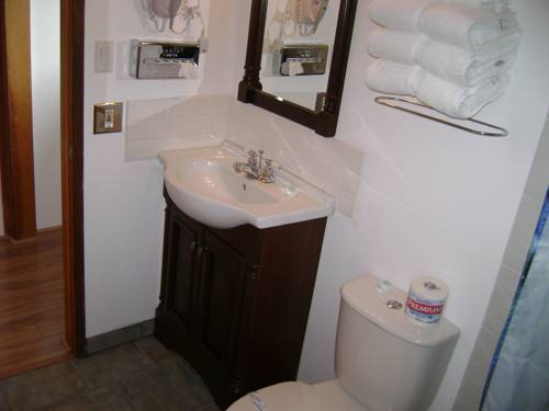 Imagen de la habitación del Motel Cedar, Radium Hot Springs. Foto 15