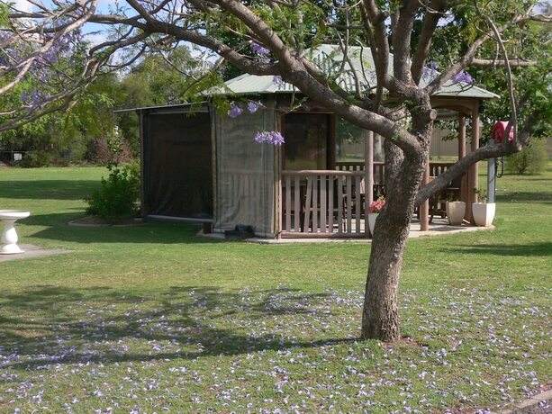 Imagen de los exteriores del Motel Chinchilla. Foto 26