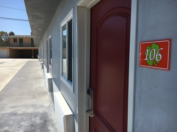 Imagen de los exteriores del Motel Clover, Lynwood. Foto 17