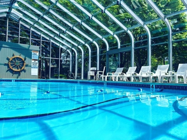 Imagen de la piscina del Motel Colonial Village And Cottages. Foto 9