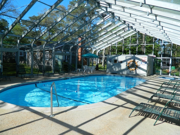 Imagen de la piscina del Motel Colonial Village And Cottages. Foto 10