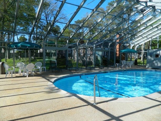 Imagen de la piscina del Motel Colonial Village And Cottages. Foto 12