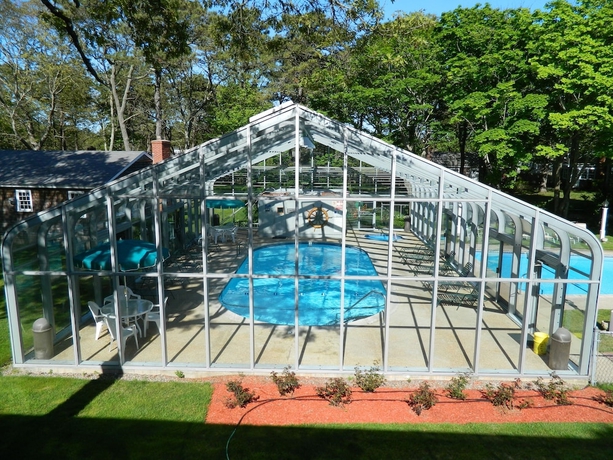 Imagen de la piscina del Motel Colonial Village And Cottages. Foto 15