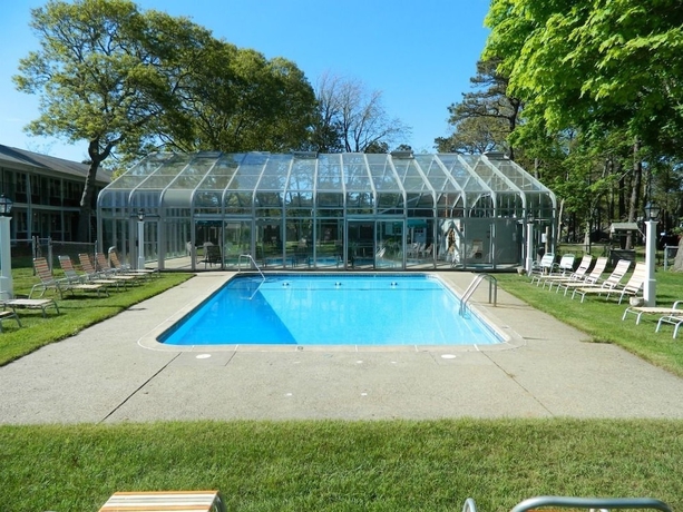 Imagen de la piscina del Motel Colonial Village And Cottages. Foto 17