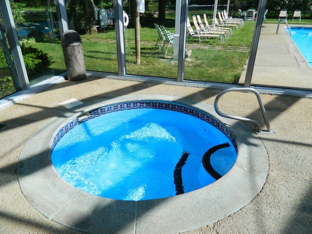 Imagen de la piscina del Motel Colonial Village And Cottages. Foto 19