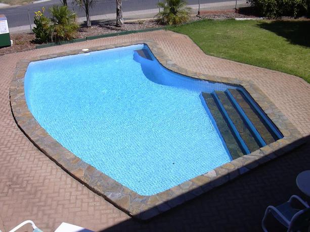 Imagen de la piscina del Motel Comfort Inn Clare Central. Foto 20