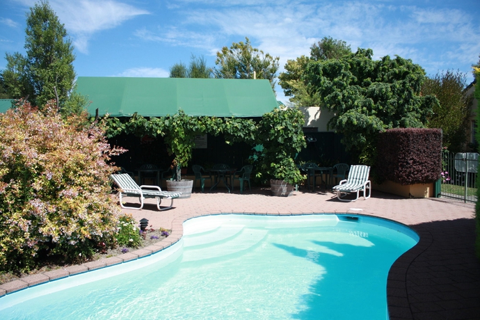 Imagen de los exteriores del Motel Commodore Court. Foto 9