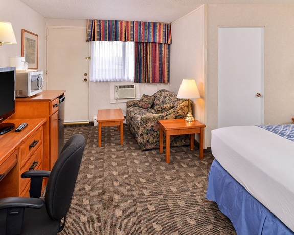 Imagen de la habitación del Motel Econo Lodge Village. Foto 6