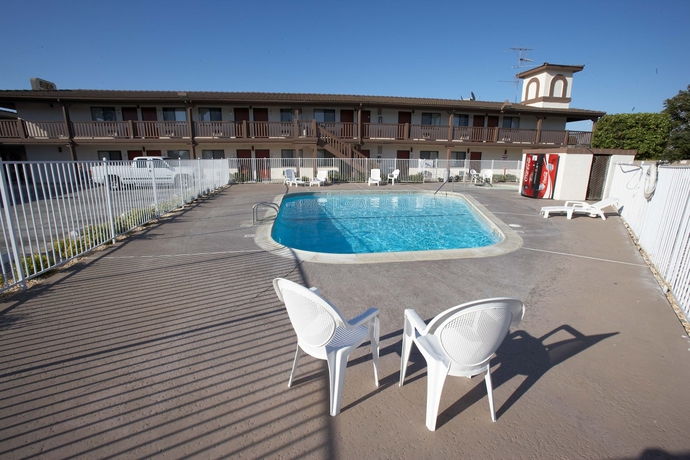 Imagen de la piscina del Motel E-z 8 Newark. Foto 10