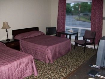 Imagen de los exteriores del Motel Franklin and Trailer Park. Foto 14