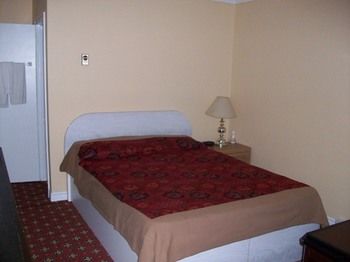 Imagen de los exteriores del Motel Franklin and Trailer Park. Foto 15