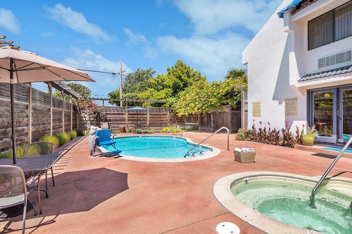 Imagen de la piscina del Motel GoodSpring. Foto 18
