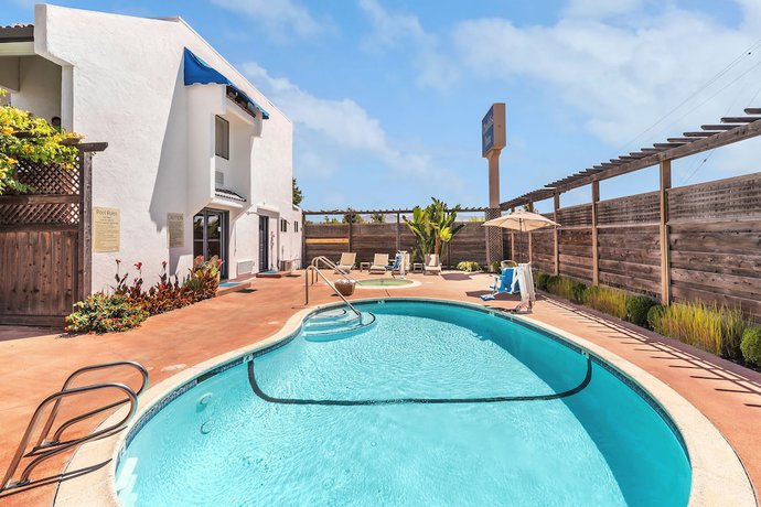 Imagen de la piscina del Motel GoodSpring. Foto 19