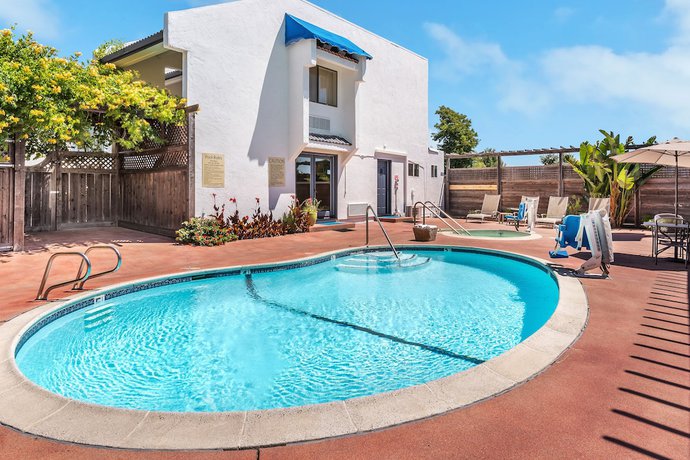 Imagen de la piscina del Motel GoodSpring. Foto 20