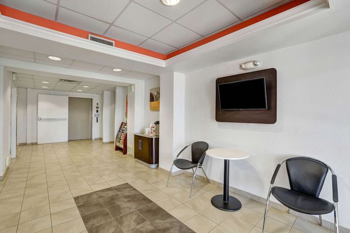 Imagen de los interiores del Motel Howard Johnson by Wyndham Lemoore. Foto 14