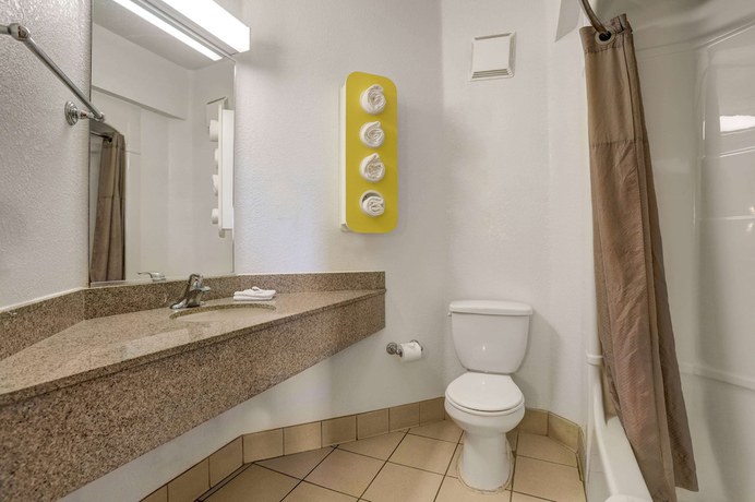 Imagen de la habitación del Motel Howard Johnson by Wyndham Lemoore. Foto 2
