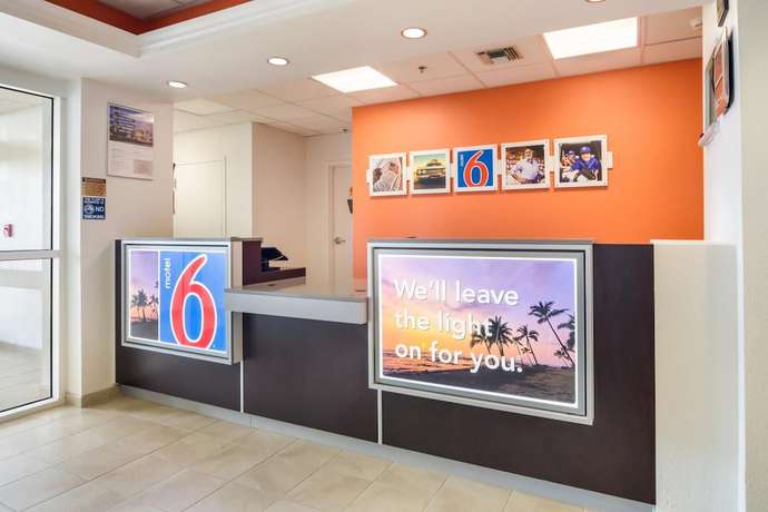 Imagen de los interiores del Motel Howard Johnson by Wyndham Lemoore. Foto 15
