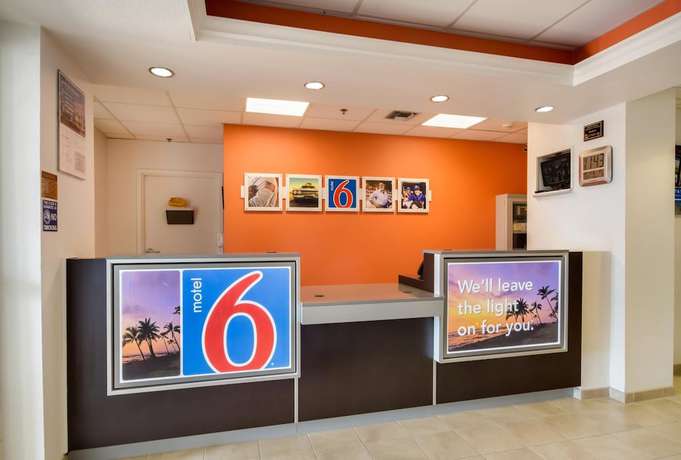 Imagen de los interiores del Motel Howard Johnson by Wyndham Lemoore. Foto 17