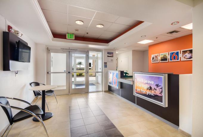 Imagen de los interiores del Motel Howard Johnson by Wyndham Lemoore. Foto 18