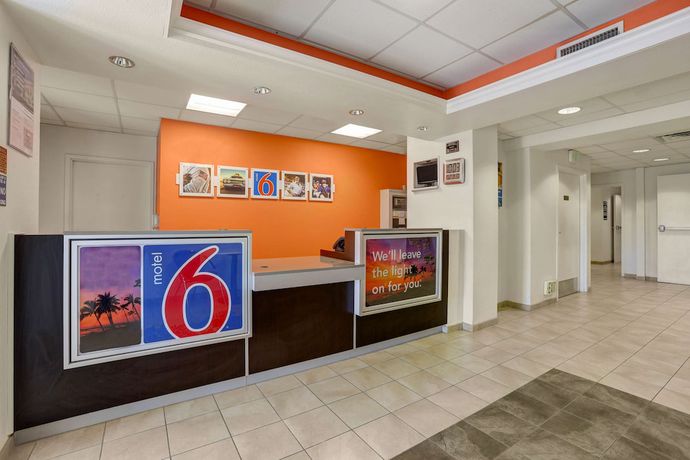 Imagen de los interiores del Motel Howard Johnson by Wyndham Lemoore. Foto 19