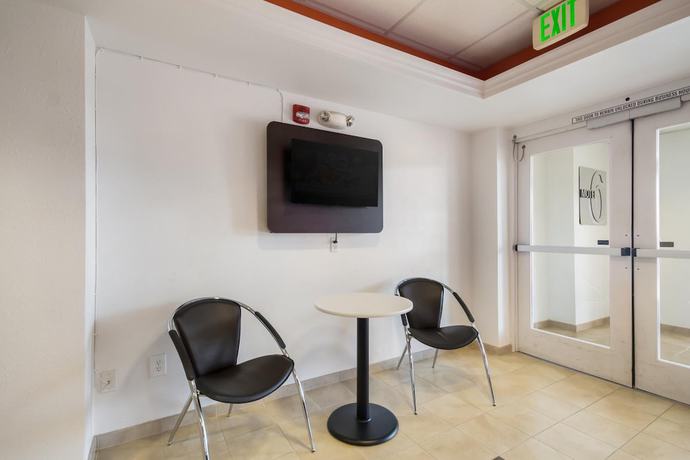 Imagen de los interiores del Motel Howard Johnson by Wyndham Lemoore. Foto 20