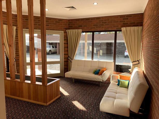 Imagen del bar/restaurante del Motel Kingswood Apartments. Foto 9