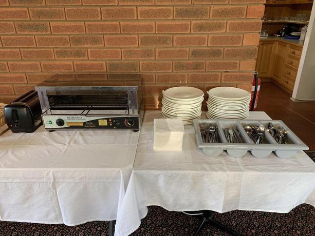 Imagen del bar/restaurante del Motel Kingswood Apartments. Foto 10