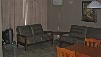 Imagen de la piscina del Motel Lakeview and Suites. Foto 10
