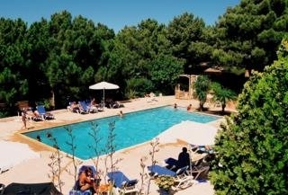 Imagen de la piscina del Motel Les Pins Standard. Foto 3